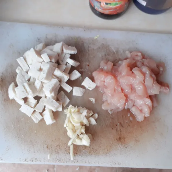 Cincang bawang putih, potong dadu ayam & scallop