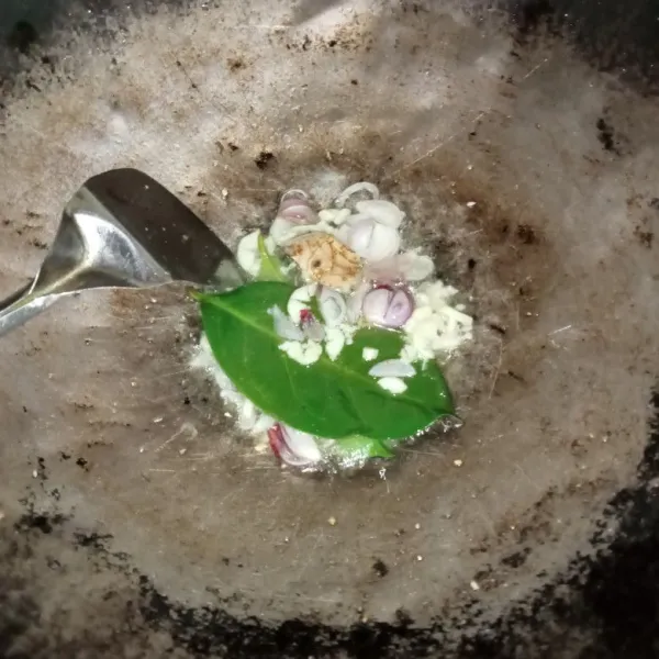 Tumis bawang merah, bawang putih, daun salam dan lengkuas hingga harum.