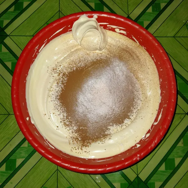 Masukkan ayakan tepung terigu, coklat bubuk dan baking powder.