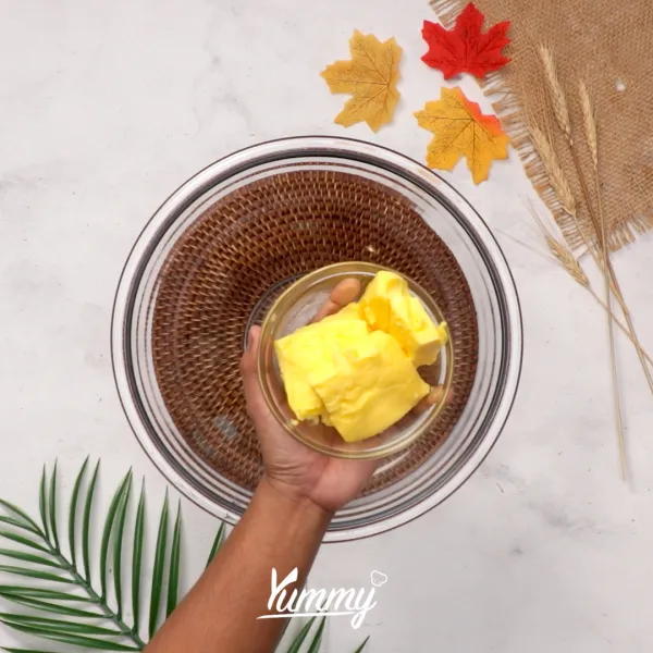 Campurkan mentega, maizena, gula halus, telur dan perisa susu salam satu wadah lalu kocok dengan menggunakan whisk hingga sedikit mengembang.