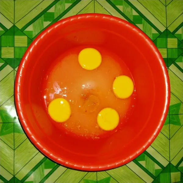 Kocok telur, gula pasir, sp, dan vanili cair hingga kental berjejak.