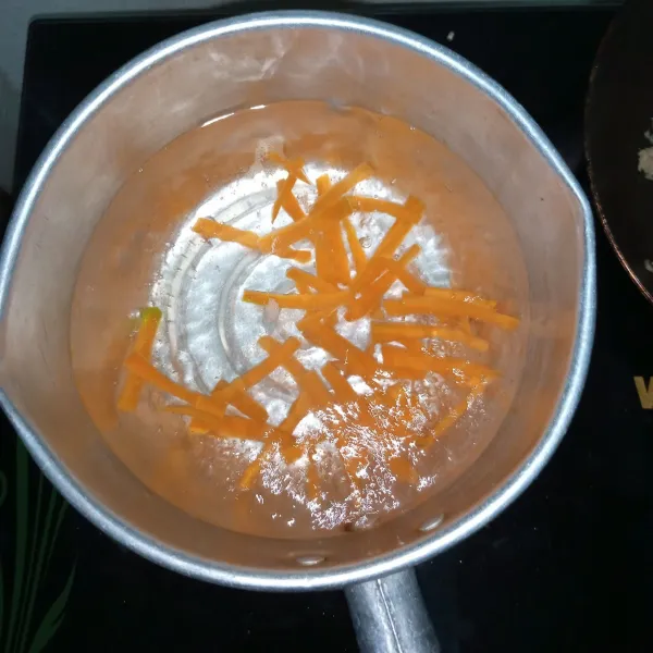 Rebus air tambahkan garam masukkan wortel. Lakukan hal yang sama dengan sayur lain secara bergantian. Kemudian tiriskan.