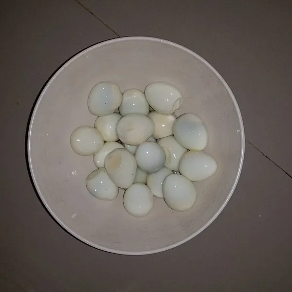 Rebus telur puyuh hingga matang. Angkat dan tiriskan kemudian kupas.