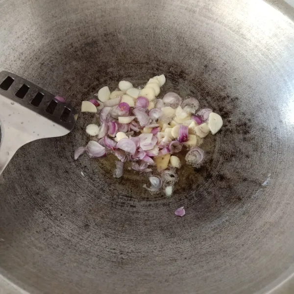 Tumis bumbu iris dengan sedikit minyak goreng sampai harum.