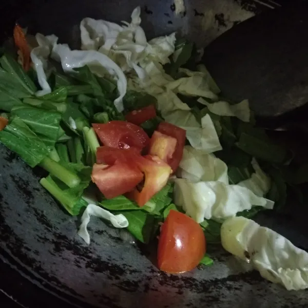 Masukkan kol, sawi dan tomat. Aduk rata dan masak hingga sedikit layu.