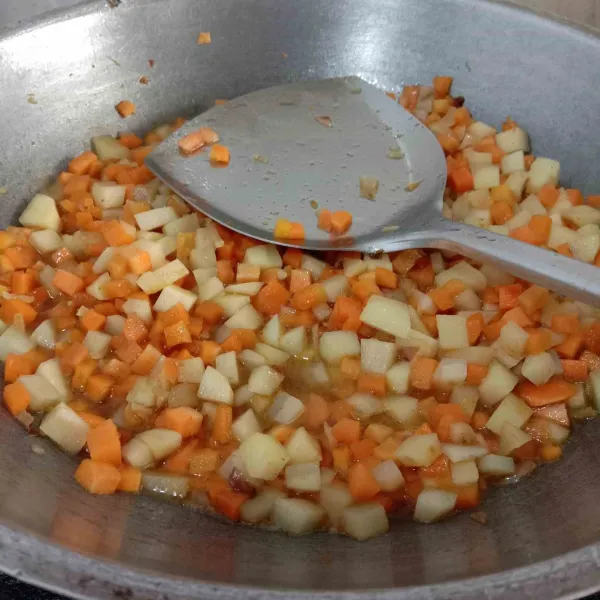 Tambahkan air. Masak hingga kentang dan wortel matang.