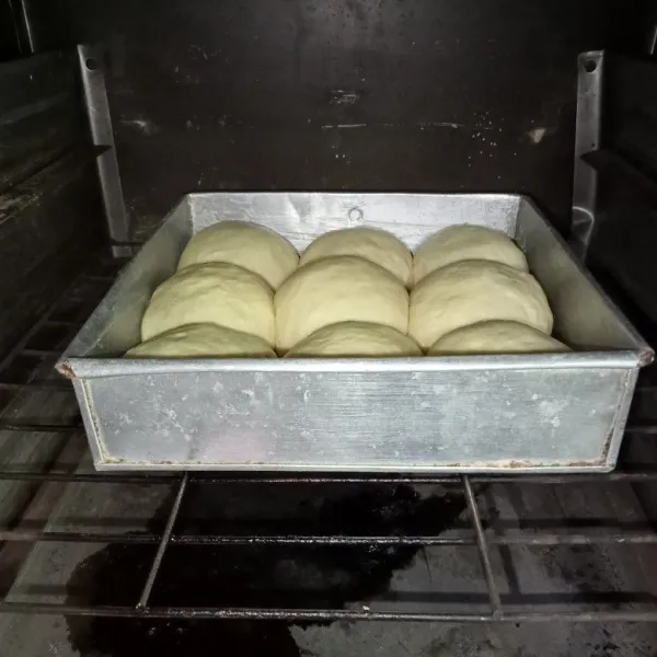 Masukkan kedalam oven dan panggang hingga roti matang.