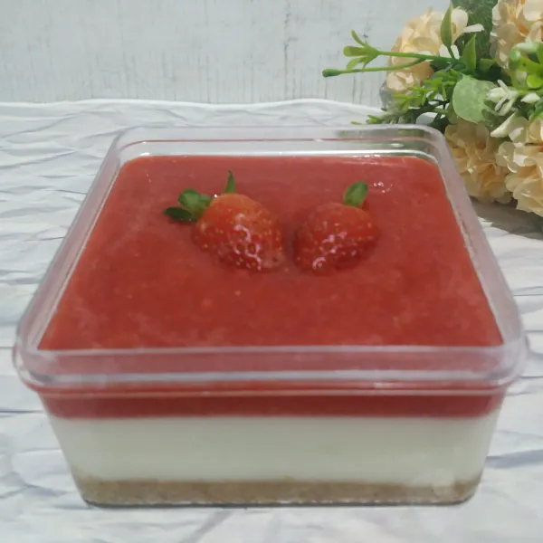 Untuk bagian paling atas,kita blender buah strawberry dan gula pasir. Strawberry puree nya dimasukkan ke box. Beri topping 1 buah strawberry.Sajikan.