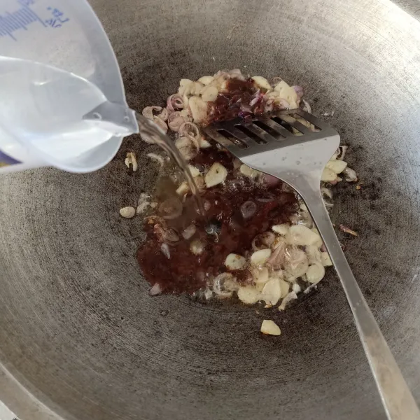 Tambahkan air dan masak sampai mendidih.