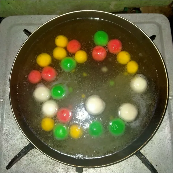 Masukkan adonan ronde ke dalam rebusan air, lalu tunggu hingga mengapung dan angkat.