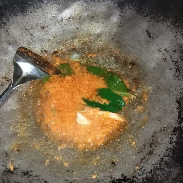 Tumis bumbu halus, serai, lengkuas, daun salam dan daun jeruk sampai bumbu matang.