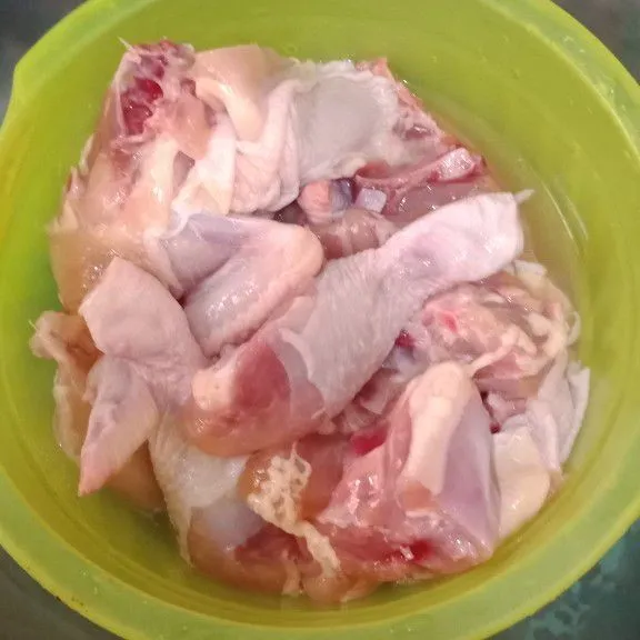 Potong ayam menjadi 10 bagian, cuci bersih kemudian lumuri dengan garam. Diamkan 15 menit di kulkas dan bilas hingga bersih.