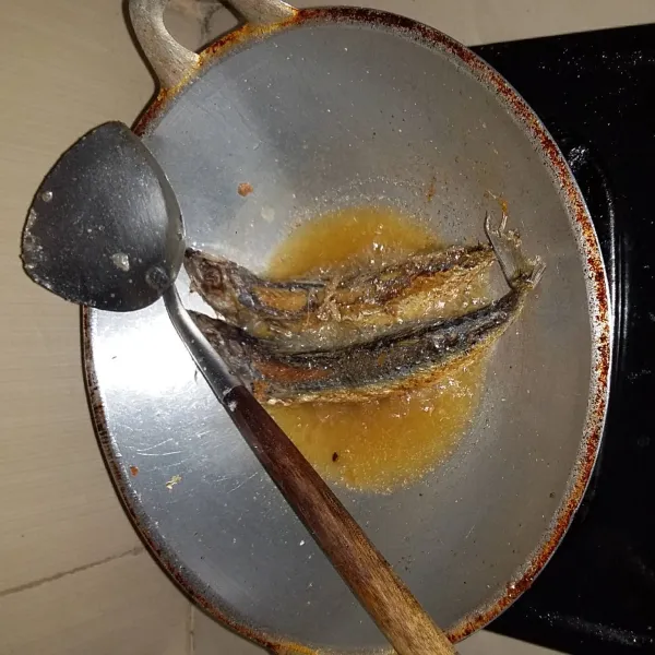 Panaskan minyak goreng. Goreng ikan selar hingga berwarna golden brown. Angkat dan tiriskan