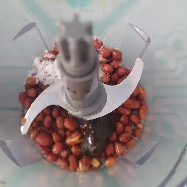Uleg/ blender kacang tanah goreng, petis udang, garam, merica dan cabe rawit hingga halus. Tambahkan sedikit air hangat untuk mempermudah proses menguleg.