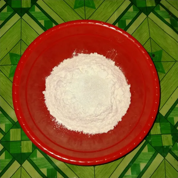 Campur tepung terigu dan tepung beras.