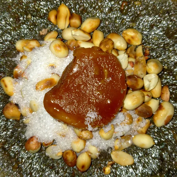 haluskan kacang sangrai, gula merah, gula pasir, air, dan garam.