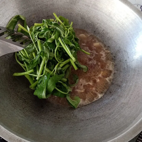 Masukkan kangkung, aduk rata.
