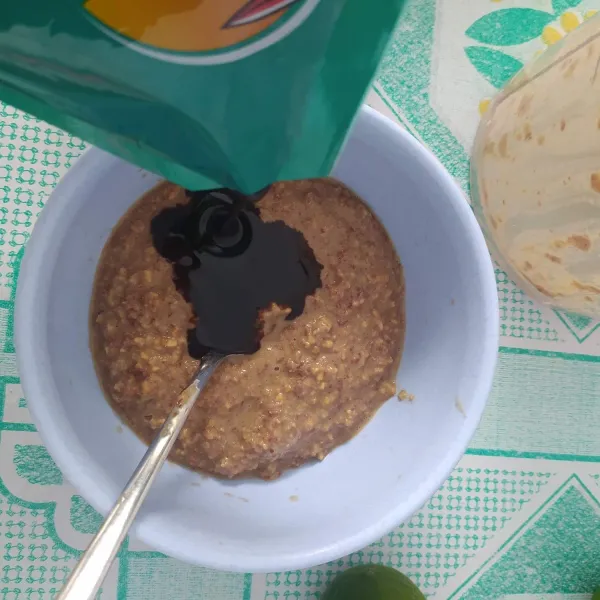 Pindahkan ke mangkok, tambahkan air (tingkat kekentalan sesuai selera) dan kecap manis. Koreksi rasa. Tata tahu telor dalam piring siram dengan bumbu tambahkan bahan pelengkap, sajikan.