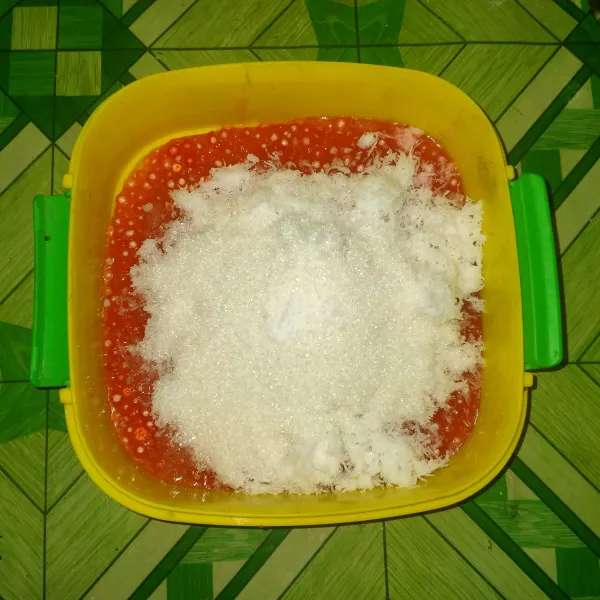 Masukkan tepung tapioka, gula pasir, garam dan vanili cair aduk rata.