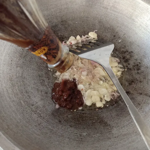 Masukkan tauco dan saus tiram lalu oseng sampai rata.