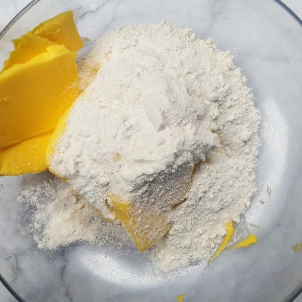 Masukkan gula halus dan mentega ke dalam wadah. Mixer selama kurang lebih 2 menit.