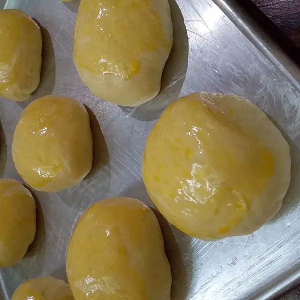 Panaskan oven. Olesi permukaan roti dengan campuran kuning telur dan susu. Panggang roti 20 menit dengan api cenderung besar. Atau sesuaikan dengan suhu masing - masing oven.