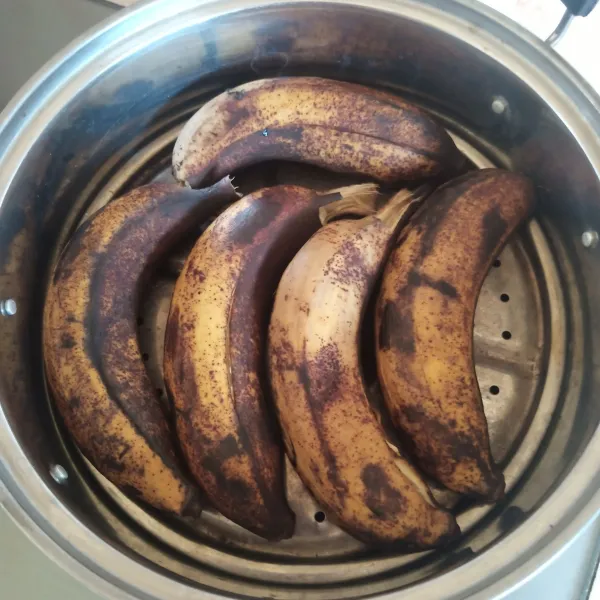 Cuci bersih pisang, rebus sebentar.