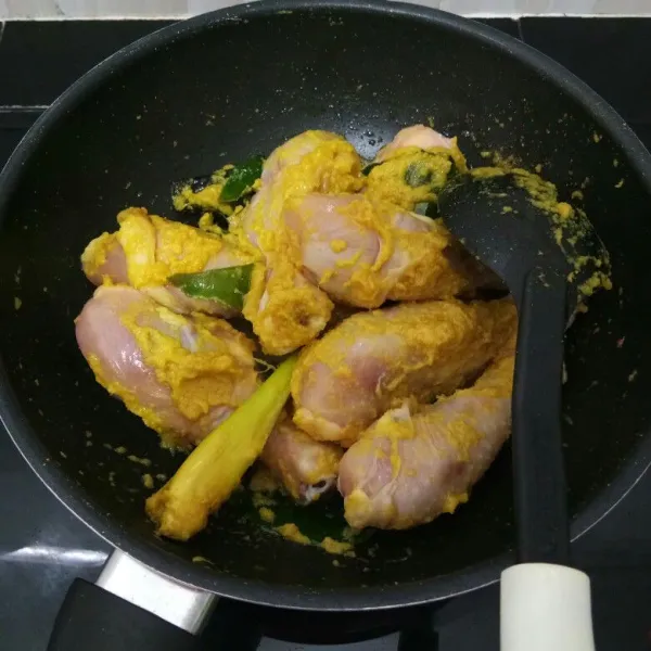 Kemudian masukan ayam, aduk rata, masak hingga permukaan ayam berubah warna.