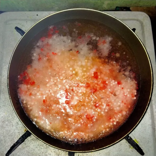 Rebus mutiara dengan air hingga mendidih dan matang.