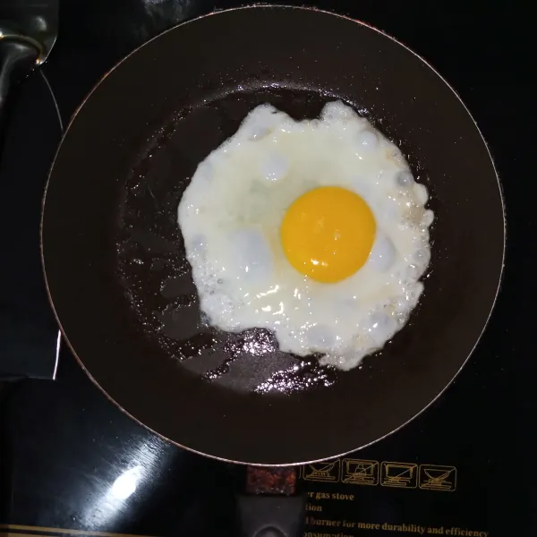 Ceplok telur setengah matang tambahkan taburan garam. Matikan api (gunakan api kecil saja).