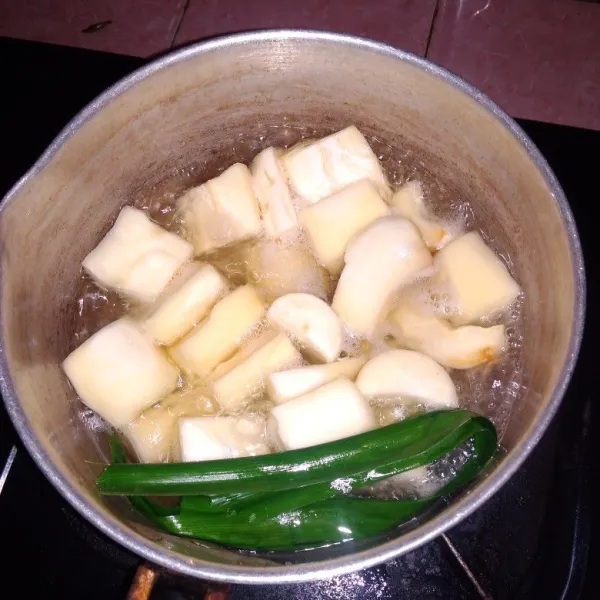 Rebus singkong dengan air, gula, daun pandan sampai mengental dan empuk.