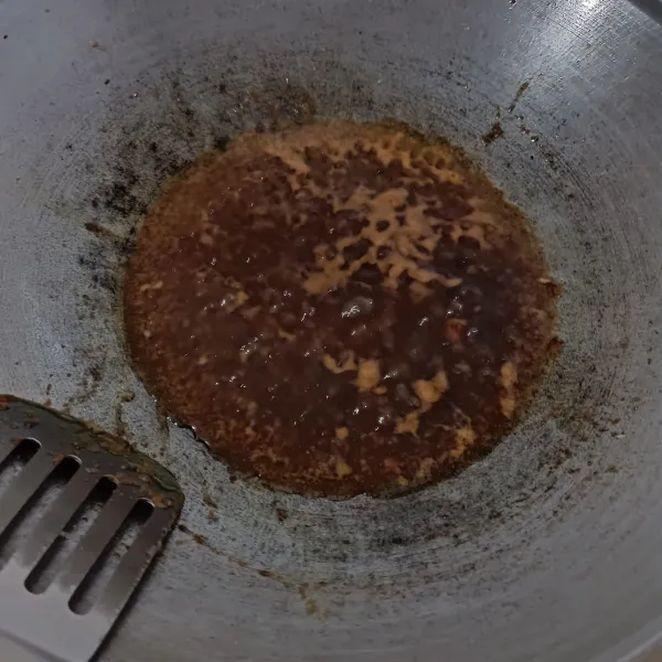 Tumis bumbu halus dengan sedikit minyak goreng sampai harum lalu masukkan saus tomat, kecap manis, saus tiram, aduk rata.