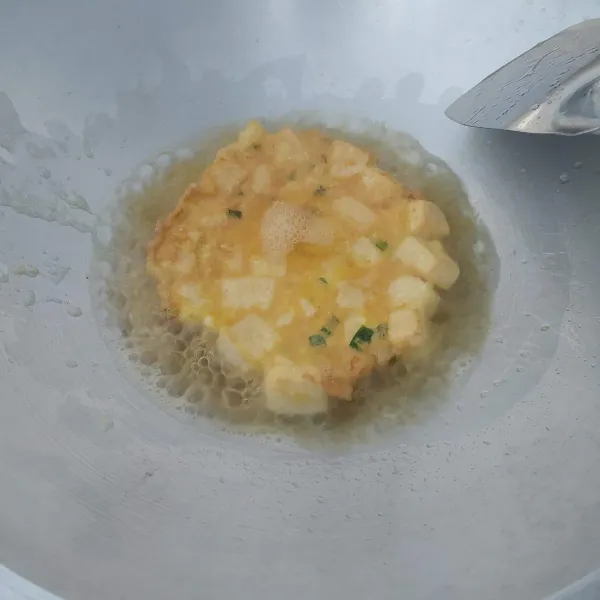 Goreng campuran tahu dan telur hingga matang (kuning kecoklatan). Sisihkan.