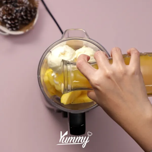 Tambahkan jus nanas dan greek yogurt.