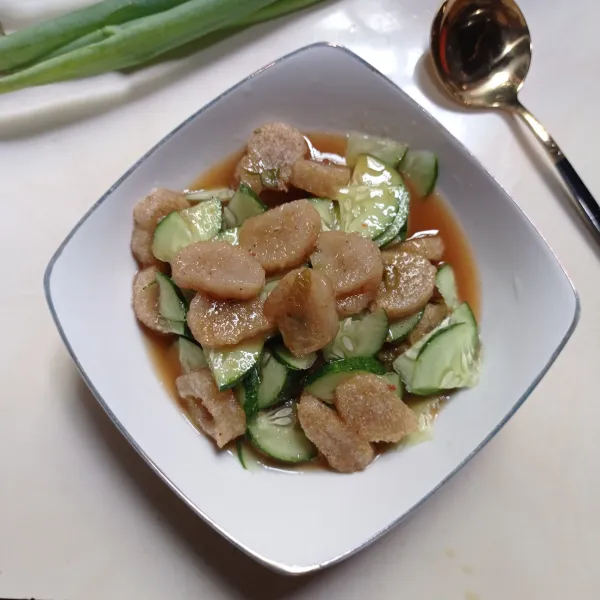 Siram dengan kuah cuko, sajikan.