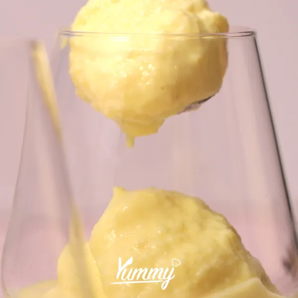 Tata frozen yogurt di atas gelas saji.