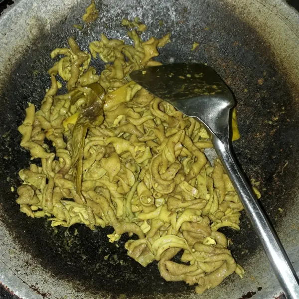 Masak usus hingga air menyusut dan agak sedikit kering. Setelah dingin tusuk dengan tusukan sate.