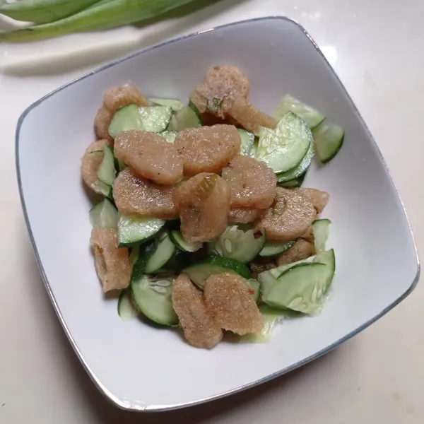 Tata irisan timun dan pempek dalam mangkok.