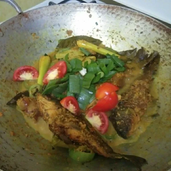 Tambahkan irisan bawang daun dan tomat, masak hingga bumbu menyerap