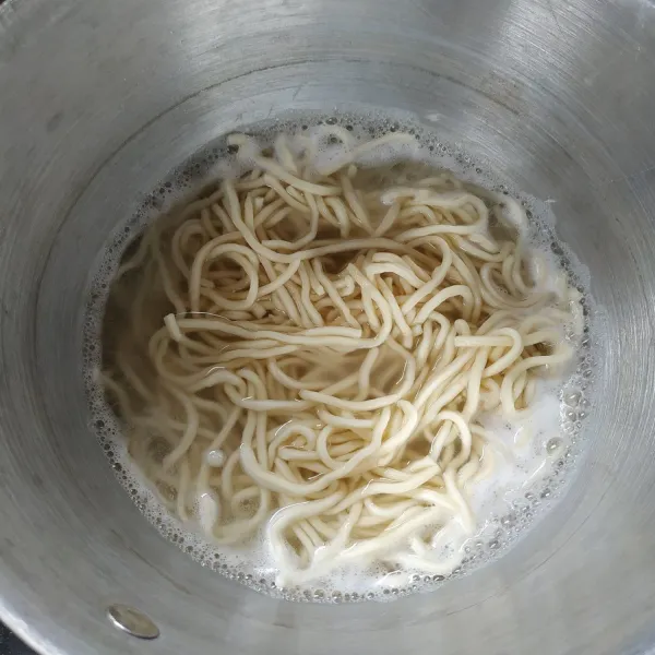 Rebus air sampai mendidih, masukan mie masak hingga matang.