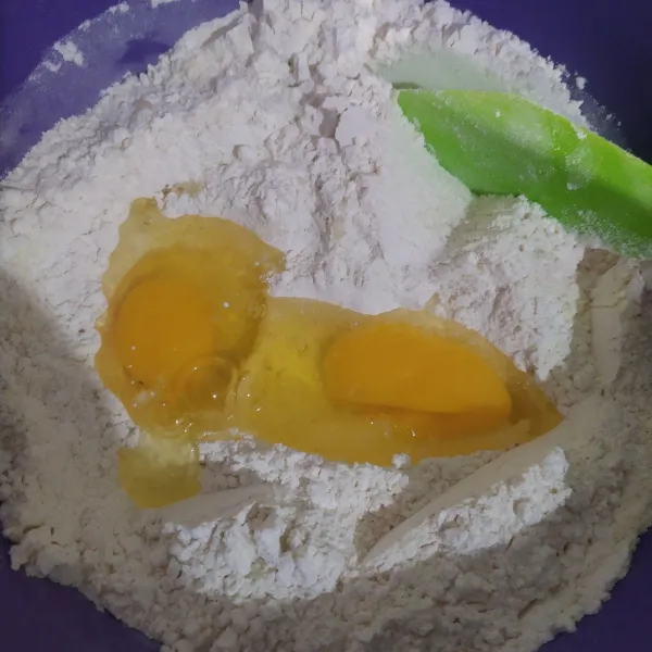 Campurkan semua bahan kering kecuali garam, aduk lalu tambahkan telur aduk kembali