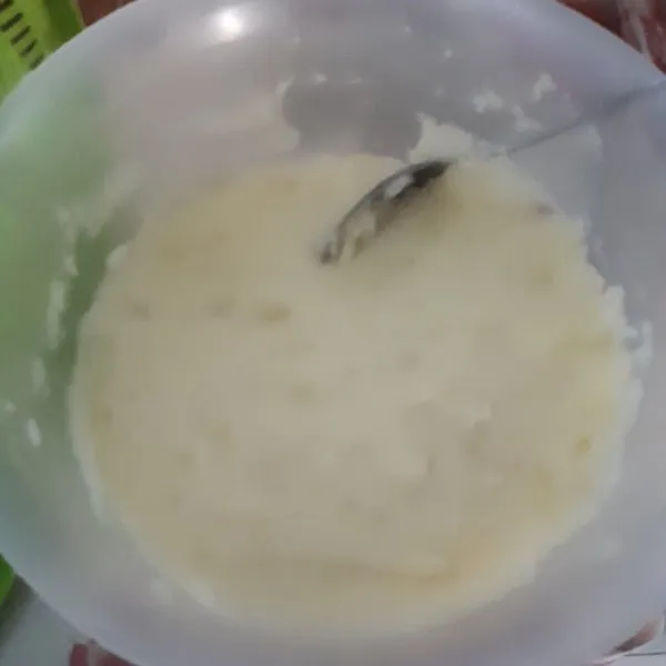 Rebus kentang, setelah matang kemudian angkat dan haluskan menggunakan garpu, sisihkan.