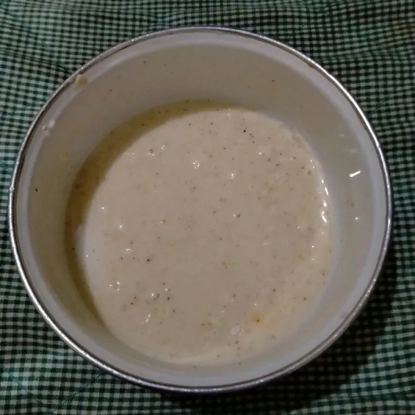 Ambil setengah tepung yang sudah di beri bumbu dan masukkan air sedikit demi sedikit hingga agak kental dan tidak terlalu cair