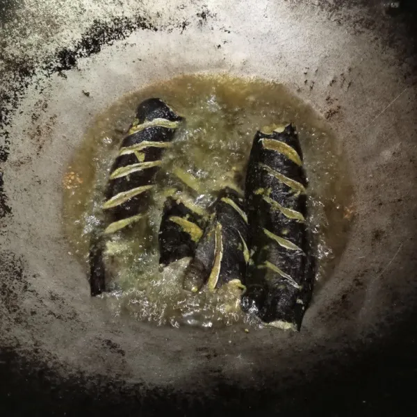 Goreng ikan hingga matang.