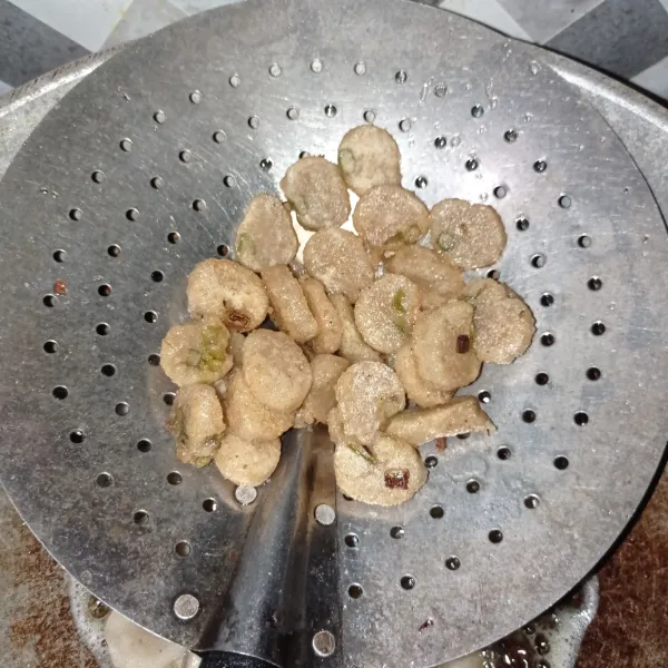 Setelah dingin potong sesuai selera, goreng pada minyak panas sampai kering, angkat tiriskan.