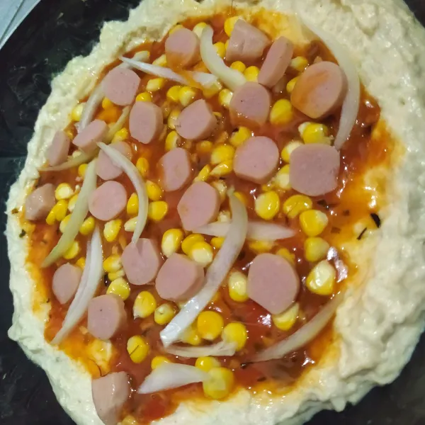 Bentuk adonan  roti dalam teflon Lalu beri saos dan topping