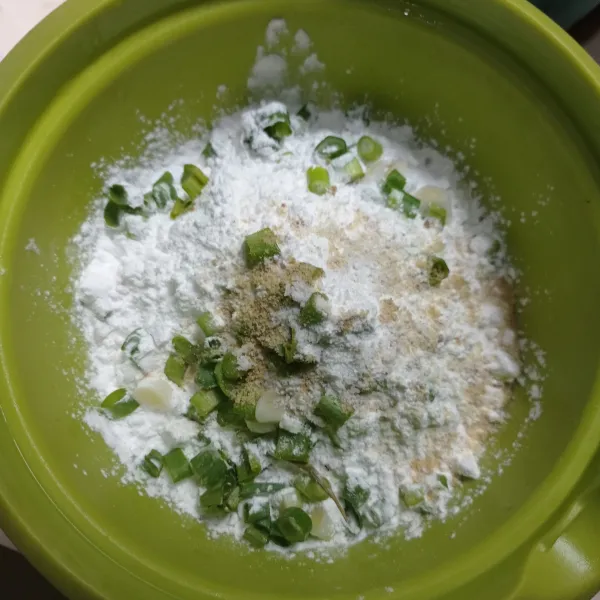 Campur semua bahan kecuali air dan bumbu halus aduk rata.