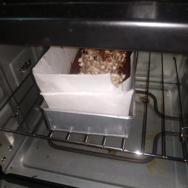 Panggang brownies dalam oven preheat 170° selama 40 menit/sesuaikan oven
