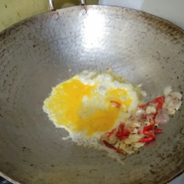 Masukan telur ayam, beri sedikit garam, orak arik telur