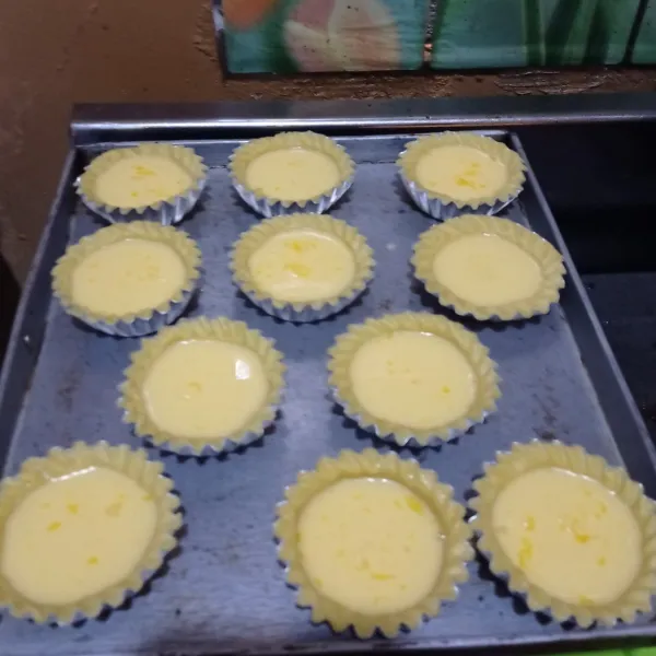 Tuang filling ke kulit pie, jangan terlalu penuh ya isinya